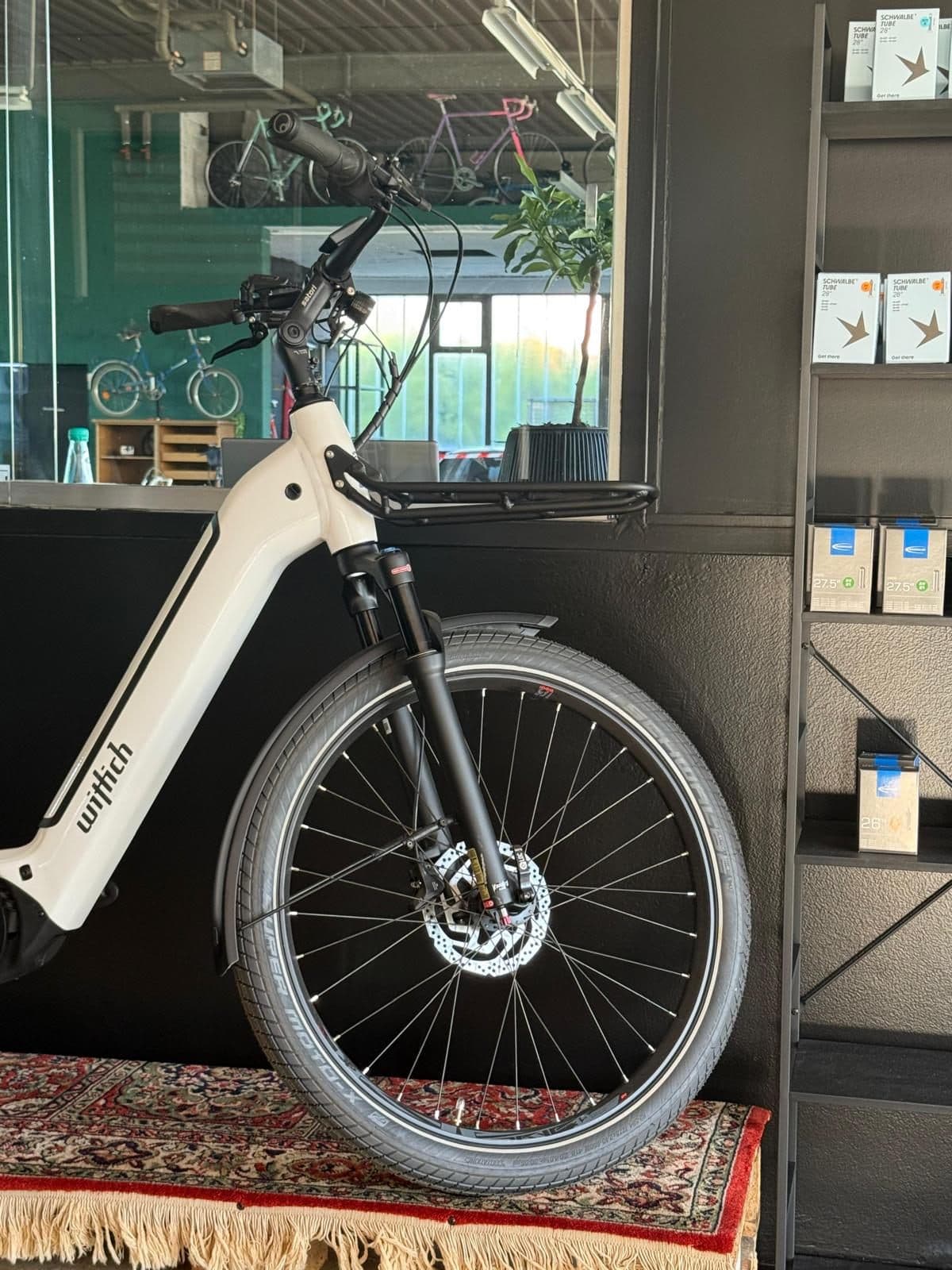 E-Bike im Verkaufsraum von Tali's Bike Shop